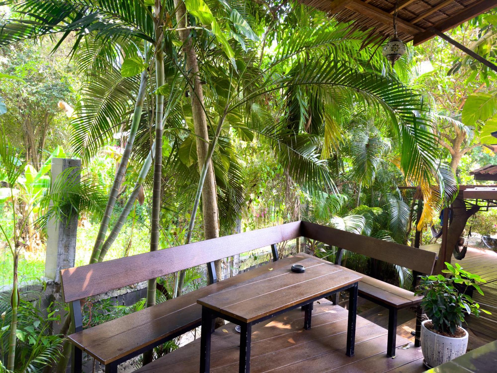 Jungle Vibes Hotel Thongsala Exterior photo